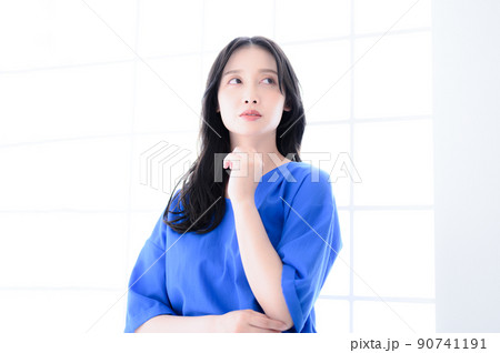 考える女性 考える女性 90741191