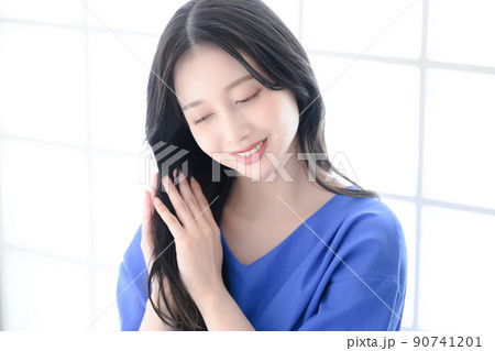 髪の毛を手入れする女性 90741201