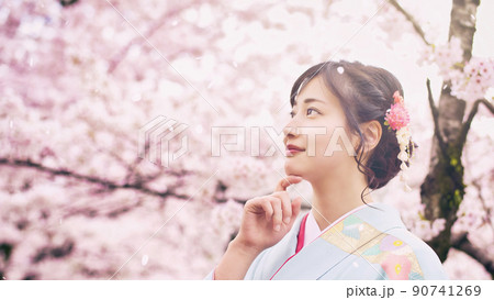 桜吹雪と和服の女性 90741269