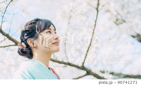 桜吹雪と和服の女性 90741271