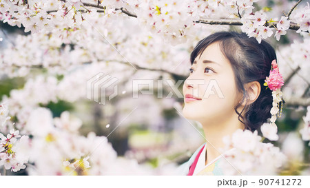桜吹雪と和服の女性 桜吹雪と和服の女性 90741272