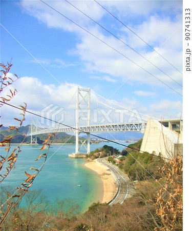 瀬戸内海の向島からみえる因島大橋とビーチと青空 瀬戸内海の向島からみえる因島大橋とビーチと青空 90741313