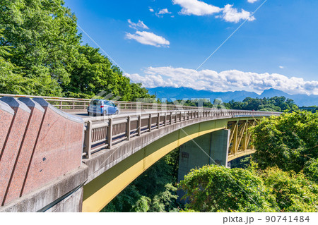 (山梨県)新緑の八ヶ岳高原大橋 (山梨県)新緑の八ヶ岳高原大橋 90741484