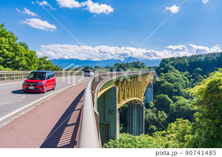 (山梨県)新緑の八ヶ岳高原大橋 (山梨県)新緑の八ヶ岳高原大橋 90741485