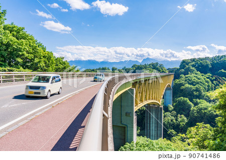 (山梨県)新緑の八ヶ岳高原大橋 (山梨県)新緑の八ヶ岳高原大橋 90741486