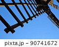 風車の裏側と青空 90741672