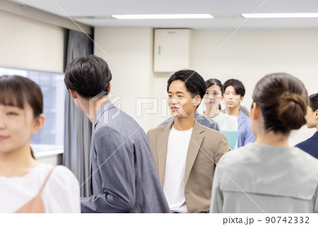 行列に並ぶ人々 90742332