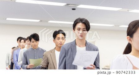 行列に並ぶ人々 行列に並ぶ人々 90742333