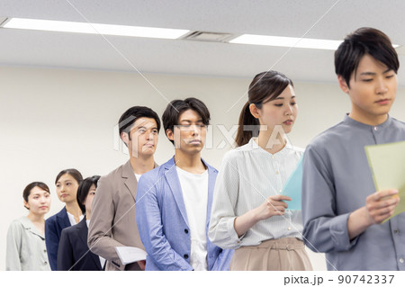 行列に並ぶ人々 行列に並ぶ人々 90742337