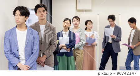 行列に並ぶ人々 90742347