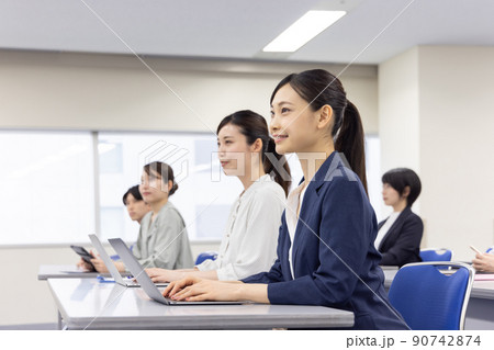 セミナーを受けるビジネスパーソン 90742874