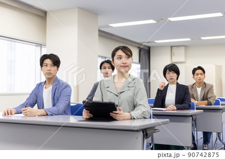 セミナーを受けるビジネスパーソン 90742875