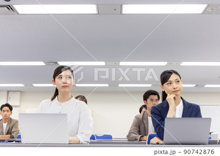 セミナーを受けるビジネスパーソン セミナーを受けるビジネスパーソン 90742876