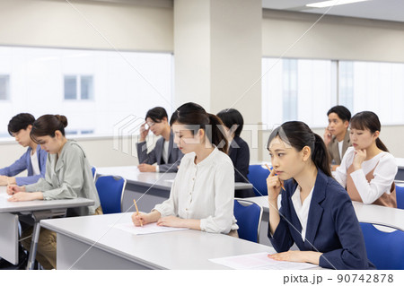 資格試験を受けるビジネスパーソン 90742878