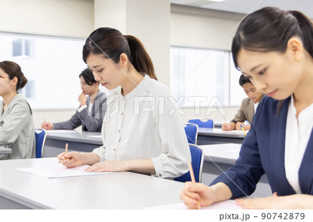 資格試験を受けるビジネスパーソン 90742879