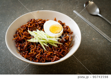 Korean Instant Noodle with Black Bean Sauce (Jajangmyeon or JJajangmyeon) 90743598