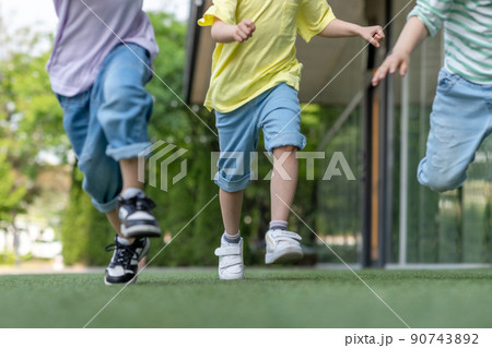 子供 男の子 友達 90743892