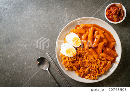 Rabokki (Ramen or Korean instant noodle and Tteokbokki) in spicy korean sauce 90743903