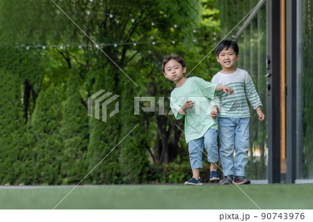 子供 男の子 友達 90743976