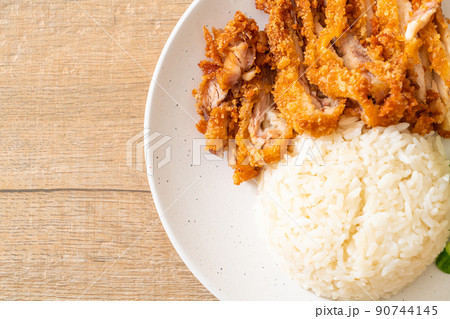 Hainanese chicken rice with fried chicken 90744145