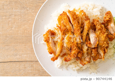 Hainanese chicken rice with fried chicken 90744146