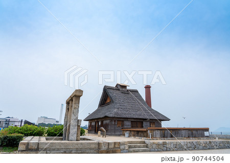 香川県綾歌郡宇多津町 宇多津臨海公園内にある復元した入浜式塩田の釜屋と石造りの水門 香川県綾歌郡宇多津町 宇多津臨海公園内にある復元した入浜式塩田の釜屋と石造りの水門 90744504