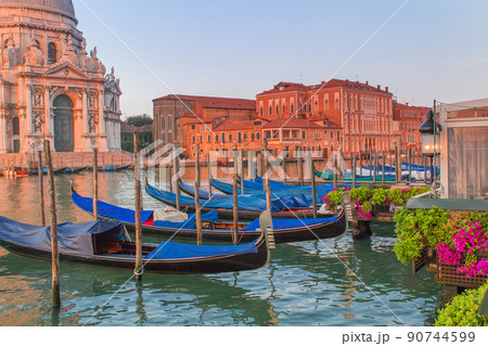 朝焼けのゴンドラとサンタ・マリア・デッラ・サルーテ聖堂(イタリア-ベネチア) 朝焼けのゴンドラとサンタ・マリア・デッラ・サルーテ聖堂(イタリア-ベネチア) 90744599