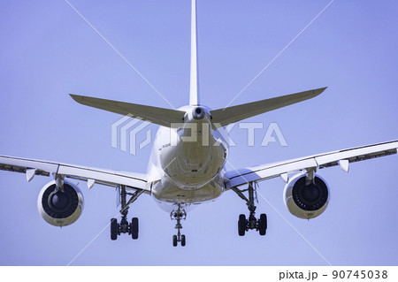 着陸する飛行機 エアバスA350-900 着陸する飛行機 エアバスA350-900 90745038