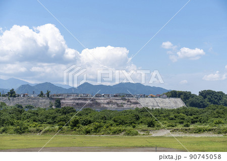 相模川河川敷と丹沢山系の風景 90745058
