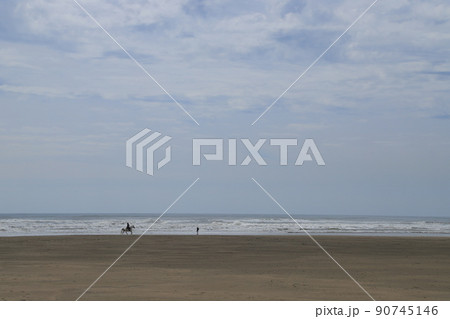 九十九里浜の本須賀海岸と海と空 90745146