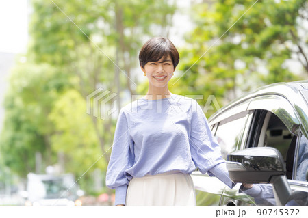 車を運転する女性 90745372