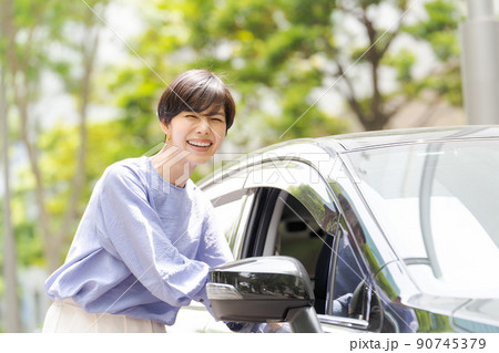 車を運転する女性 車を運転する女性 90745379