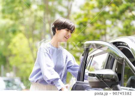 車を運転する女性 車を運転する女性 90745382