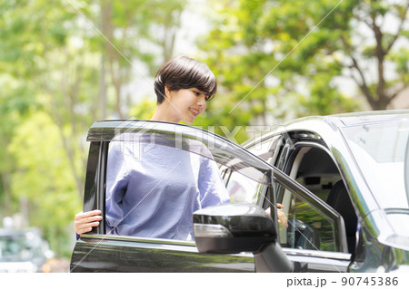 車を運転する女性 90745386