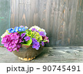 カラフルな活けた紫陽花 90745491