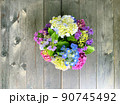 ウッドデッキの上の活けた紫陽花　真上から 90745492