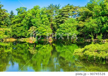 春の金沢　兼六園　霞ヶ池 90745526