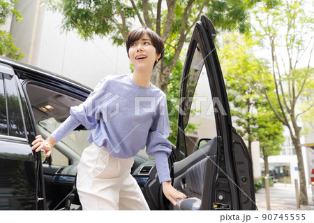 車に乗る女性 車に乗る女性 90745555