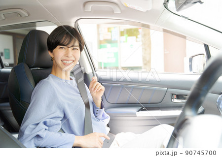 車に乗る女性 90745700