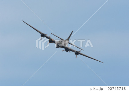 アメリカ陸軍ボーイングB-17G爆撃機旋回 アメリカ陸軍ボーイングB-17G爆撃機旋回 90745718