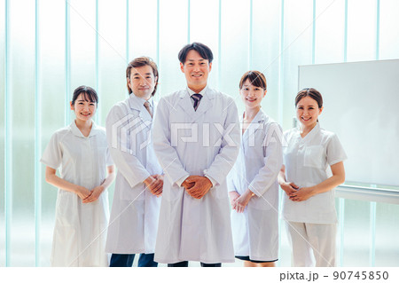 病院で働く医療従事者の日本人男女（医者・看護師） 90745850