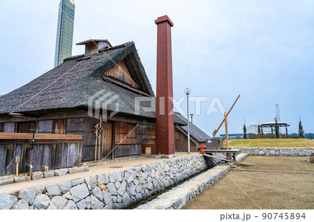 香川県綾歌郡宇多津町　宇多津臨海公園内にある復元した入浜式塩田の釜屋 90745894