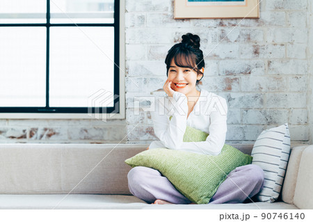 リビングでくつろぐ若い女性 90746140