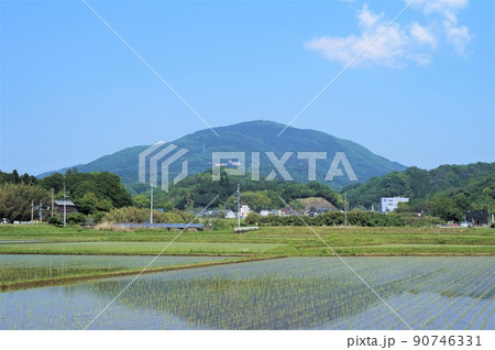 湯ノ岳山と水田（いわき湯本郊外）【福島県いわき市常磐】 90746331