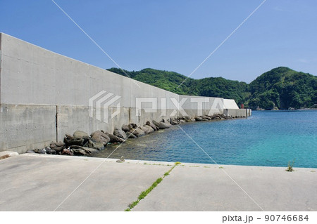 島根半島四十二浦の島根町多古　沖泊浦の防波堤のある風景 90746684