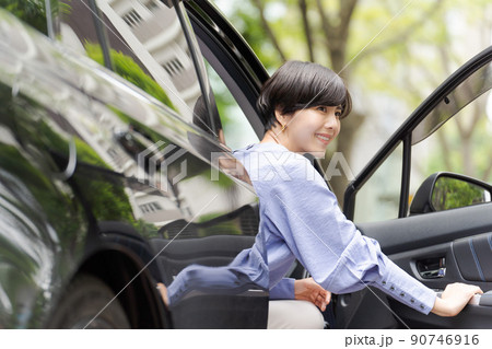車に乗る女性 90746916
