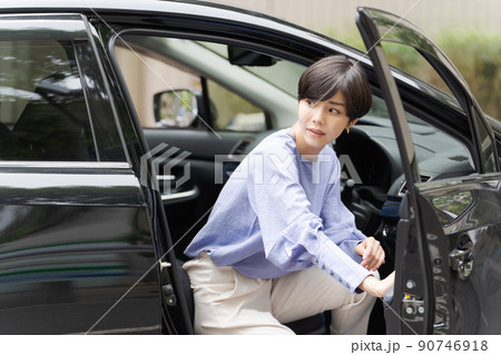 車に乗る女性 90746918