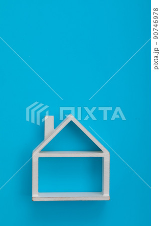 水色の背景に置かれた家の模型 HOUSE 水色の背景に置かれた家の模型 HOUSE 90746978