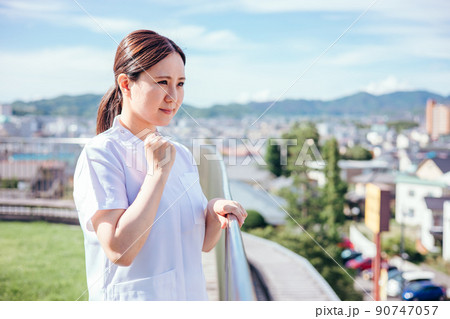 白衣を着た医療従事者の女性（看護師・ガッツポーズ） 90747057