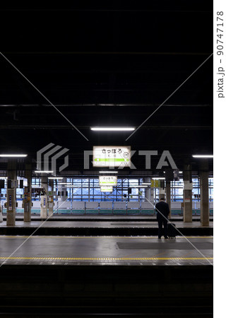 駅のホーム（JR札幌駅） 90747178